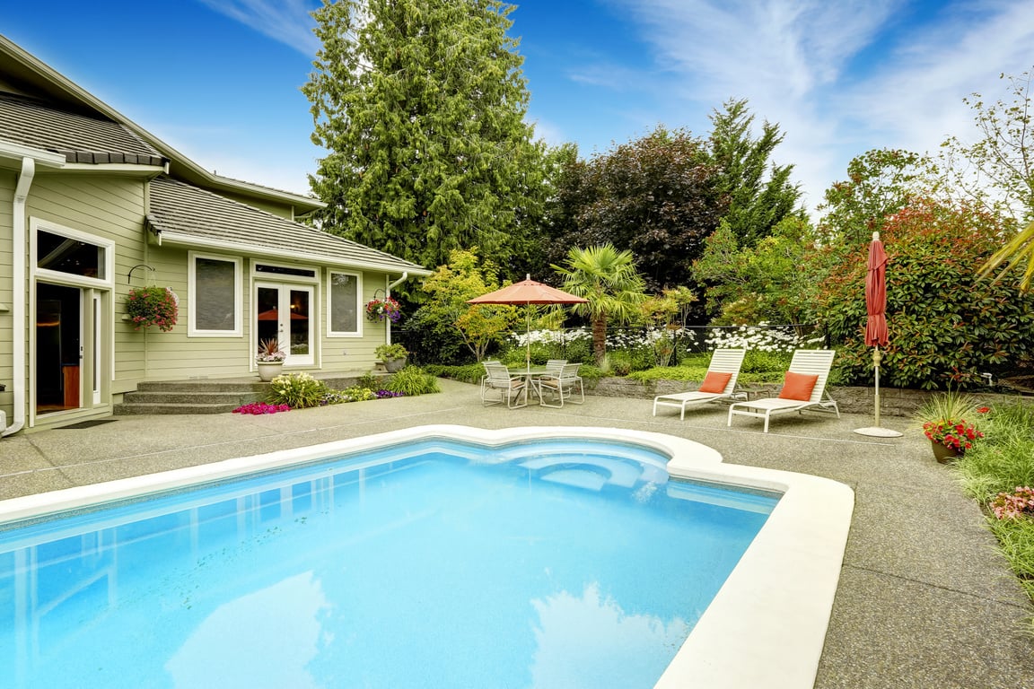 House with swimming pool. Real estate in Federal Way, WA